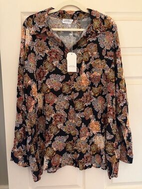 NWT Emily Wonder Floral V-Neck Long Sleeve Top PLUS